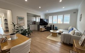 Beachside Coogee Apt With Parking